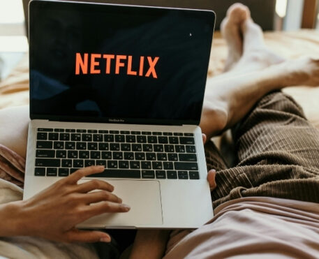 Por que os thumbnails da Netflix são quase sempre vermelhos ou laranja