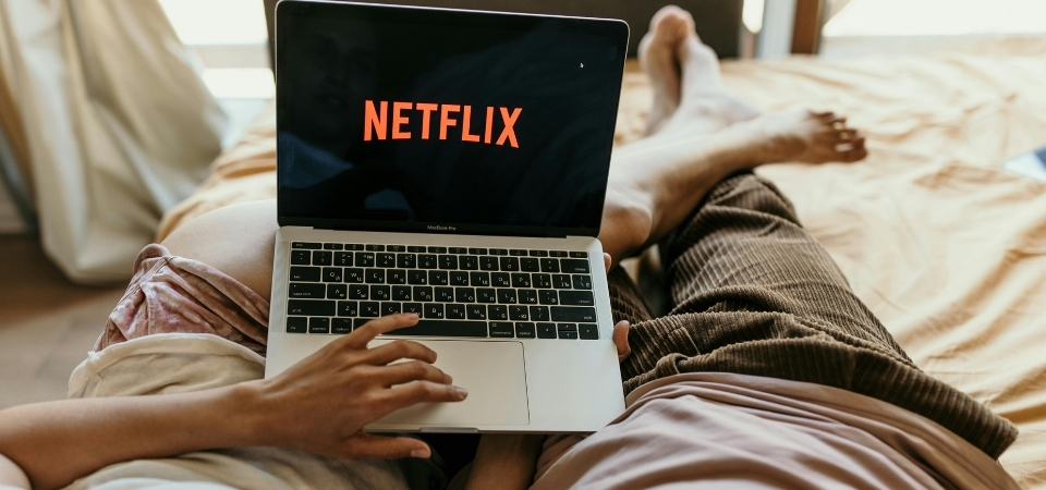 Por que os thumbnails da Netflix são quase sempre vermelhos ou laranja