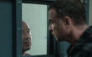 Apple TV revela primeiras imagens de Noturno, série estrelada por Liev Schreiber e Stephen Graham