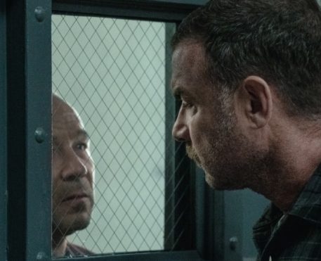 Apple TV revela primeiras imagens de Noturno, série estrelada por Liev Schreiber e Stephen Graham
