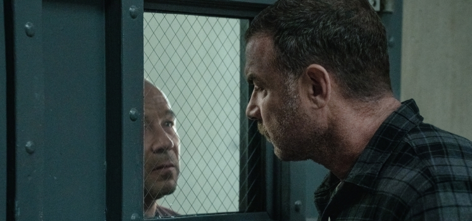 Apple TV revela primeiras imagens de Noturno, série estrelada por Liev Schreiber e Stephen Graham