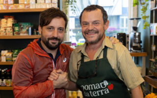 O Zelador | Veja primeira imagem de Matheus Nachtergaele e Gregório Duvivier caracterizados
