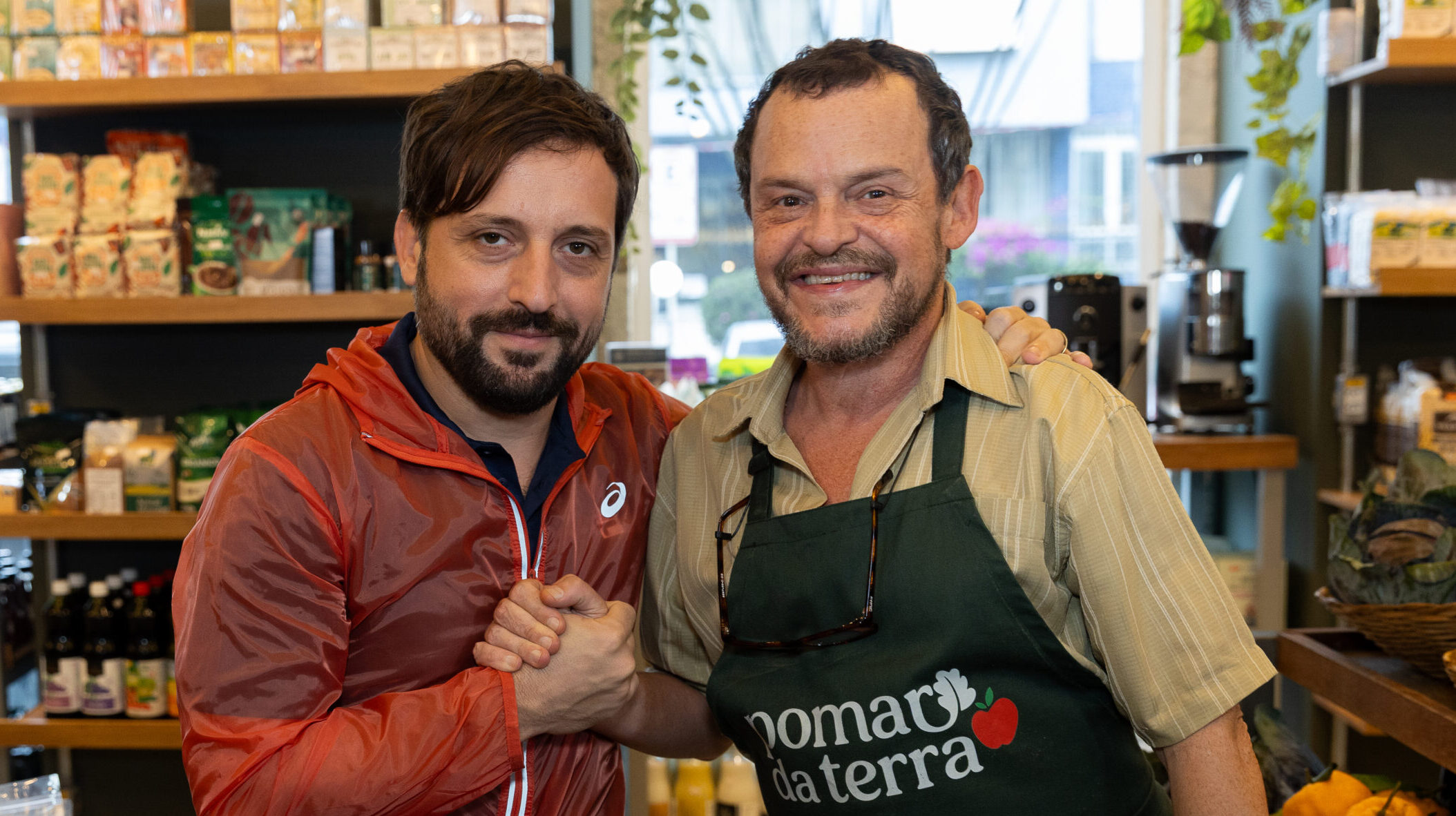 O Zelador | Veja primeira imagem de Matheus Nachtergaele e Gregório Duvivier caracterizados