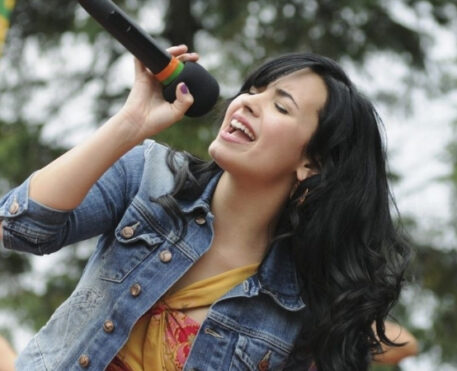 Demi Lovato vai reprisar papel de Mitchie Torres em Camp Rock 3
