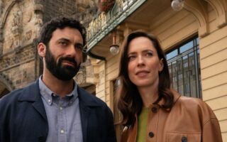 O Segredo Final | Netflix revela primeira imagem de Morgan Spector e Rebecca Hall
