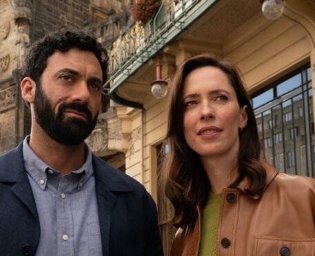 O Segredo Final | Netflix revela primeira imagem de Morgan Spector e Rebecca Hall