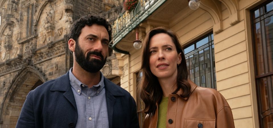 O Segredo Final | Netflix revela primeira imagem de Morgan Spector e Rebecca Hall