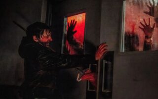 Resident Evil é (surpreendentemente) divertido e aterrorizante ao mesmo tempo