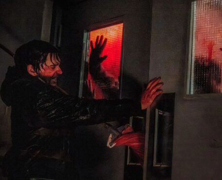 Resident Evil é (surpreendentemente) divertido e aterrorizante ao mesmo tempo