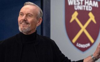 Ted Lasso presta homenagem a Anthony Head em penúltimo episódio