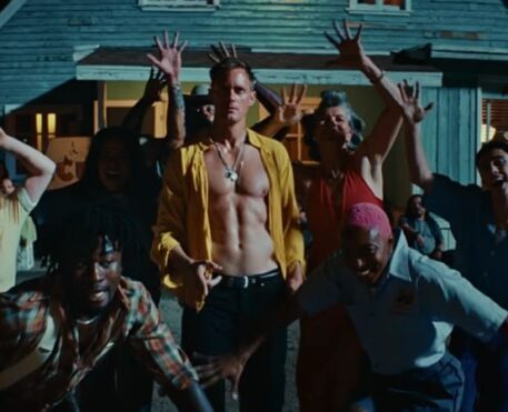 Rolling Stones lançam videoclipe de “Mr Charm” com Alexander Skarsgård