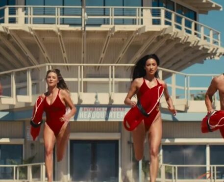 Stephen Amell lidera equipe de salva-vidas no trailer de Baywatch