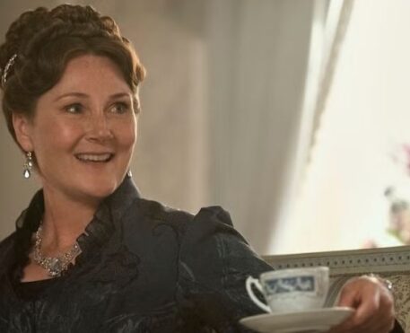 Netflix anuncia nova série derivada de Bridgerton dedicada a Lady Violet