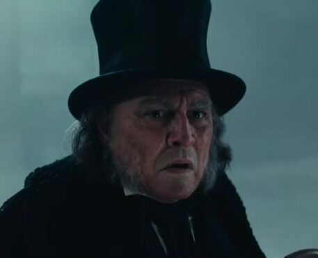 Johnny Depp busca redenção em novo trailer de Ebenezer e os Fantasmas do Natal